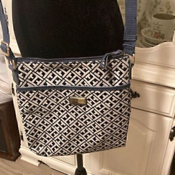 Tommy Hilfiger Handbags - Tommy Hilfiger crossbody    